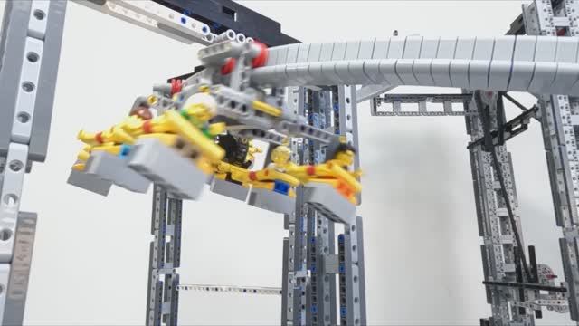 Я построил подвесные американские горки из конструктора LEGO! смотреть онлайн