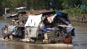 Спокойная жизнь на спокойной реке.
