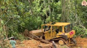 Строительство. расчистка горной дороги