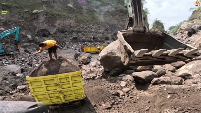 Строительство, экскаватор копает песок смотреть онлайн