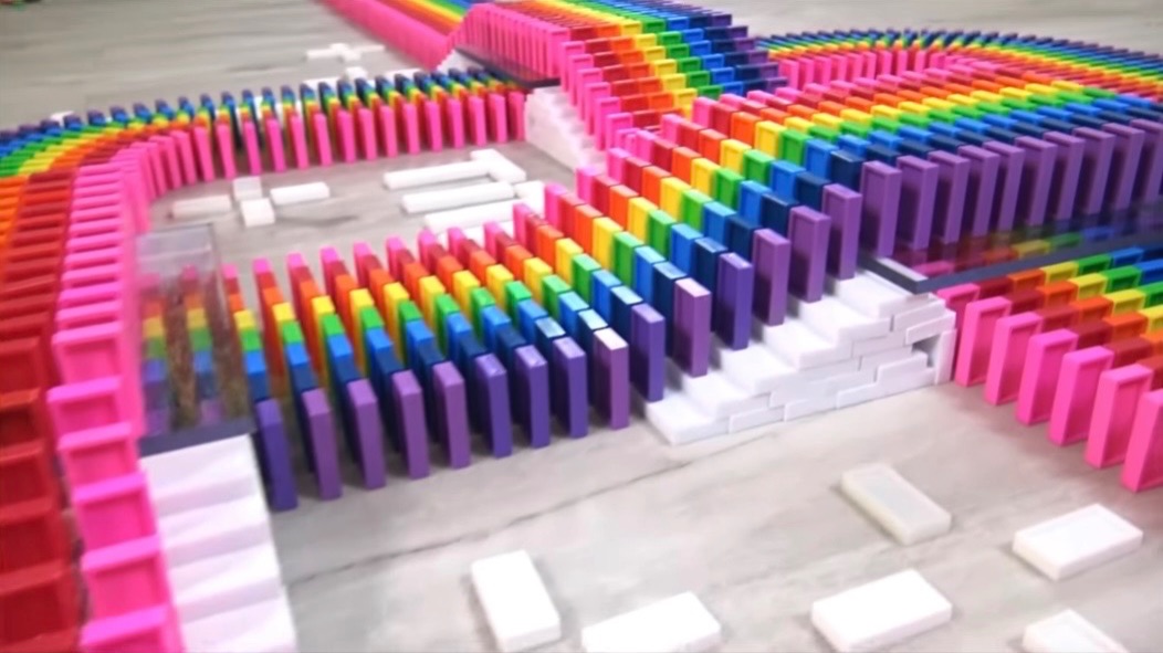 Мультики для детей Залипательное видео для детей, цветные шарики и домино смотреть онлайн