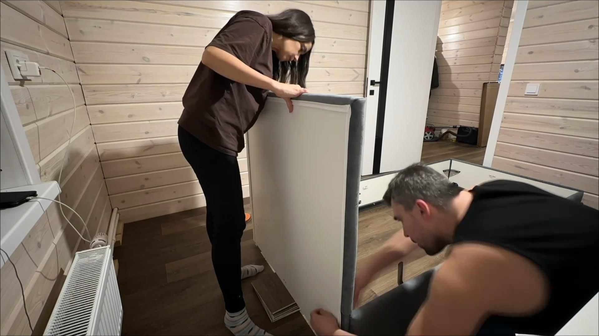 Собираем кровати в детской / Клеим потолочные плинтуса / В дом пробрался кот смотреть онлайн