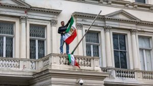 Иранский флаг сняли со здания посольства страны в Лондоне