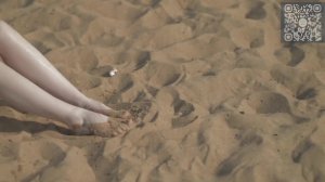 Девушка в купальнике на пляже.Эротика