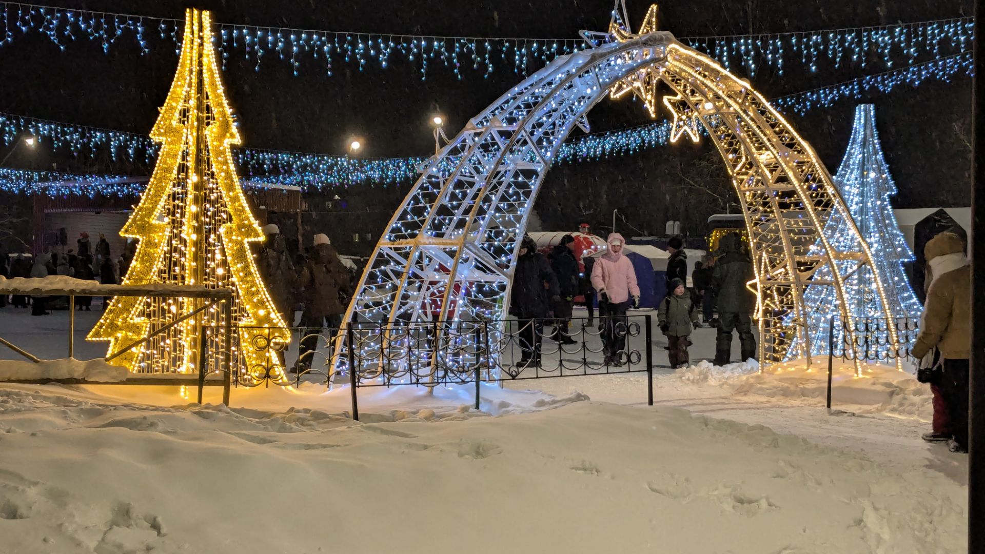 Теплица после снегопада лопнула. Рождественские гуляния в городе смотреть онлайн