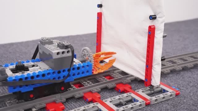 Лезвие пилы LEGO Train против двойных барьеров смотреть онлайн