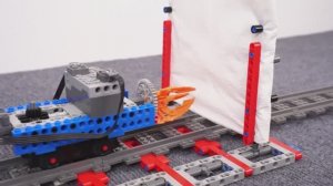 Лезвие пилы LEGO Train против двойных барьеров