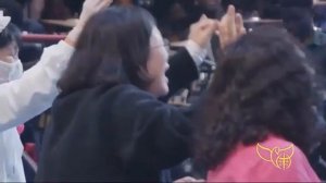 Возрождение огня в Конго и Китае Бенни Хинн