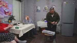 Распаковываю свой подарок Топлю печь у кошек углем ПОДВАЛ ИЛЬИЧА