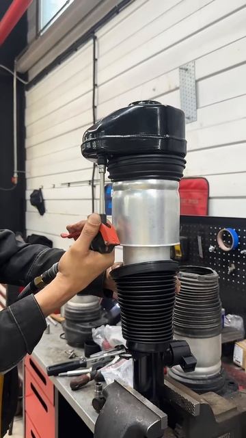 BMW X7: Замена передних пневмостоек на MRAER #пневмоподвеска #bmwx7 #ремонтпневмоподвески #пневма