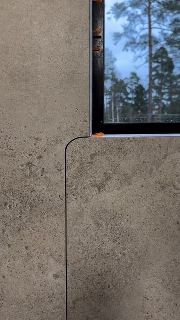 Красивый стык откоса из керамогранита