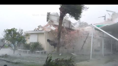 Мощные Торнадо, Которые Оказались Слишком Близко смотреть онлайн