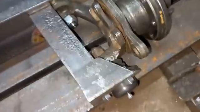 ДЕЛАЮ ТРАКТОР БЕЗ ЦЕПЕЙ И ШКИВОВ (((продолжение передняя балка )))