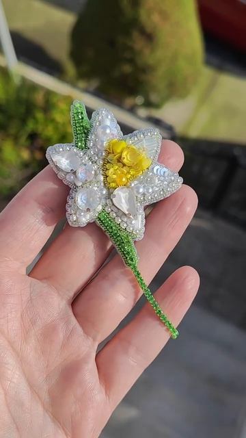 Брошь нарцисс