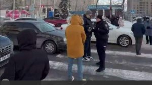 Украинские СМИ сообщили о перекрытии дороги жителями села под Киевом