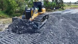 Perfect Finish! DH17C3 PRO Bulldozer Precisely Pushes Rock into Muddy Water with 25T Truck