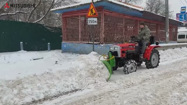 Уборка снега отвалом минитрактором Mitsubishi смотреть онлайн