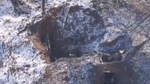 🎮FPV-дрон на оптоволокне прилетает в украинского военнослужащего, застревает у него в ноге…🔽🔽🔽