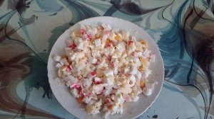 Салат из крабовых палочек с ананасами.