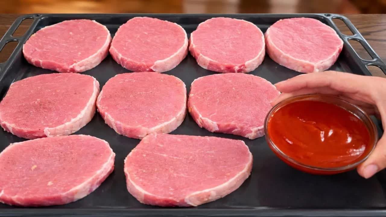 Мясо в духовке, самый простой рецепт нежнейшего мяса. Тает во рту! Запеченная свинина в духовке смотреть онлайн