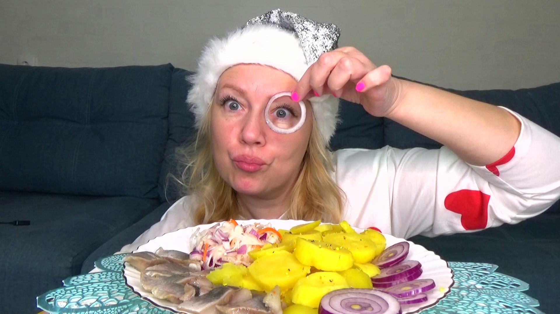 Мукбанг картошка с селедкой, лучок и капуста квашеная. Еда. смотреть онлайн