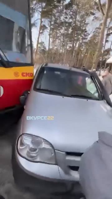 ДТП с трамваем в Барнауле смотреть онлайн