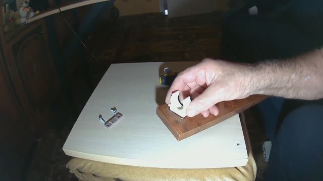 Чем заменить сломанную  клипсу, если негде купить мебельную... смотреть онлайн