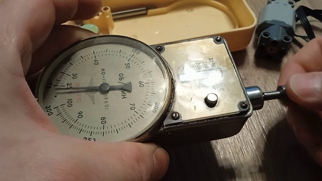 Измеритель оборотов ИО-10 1960 г СССР в работе