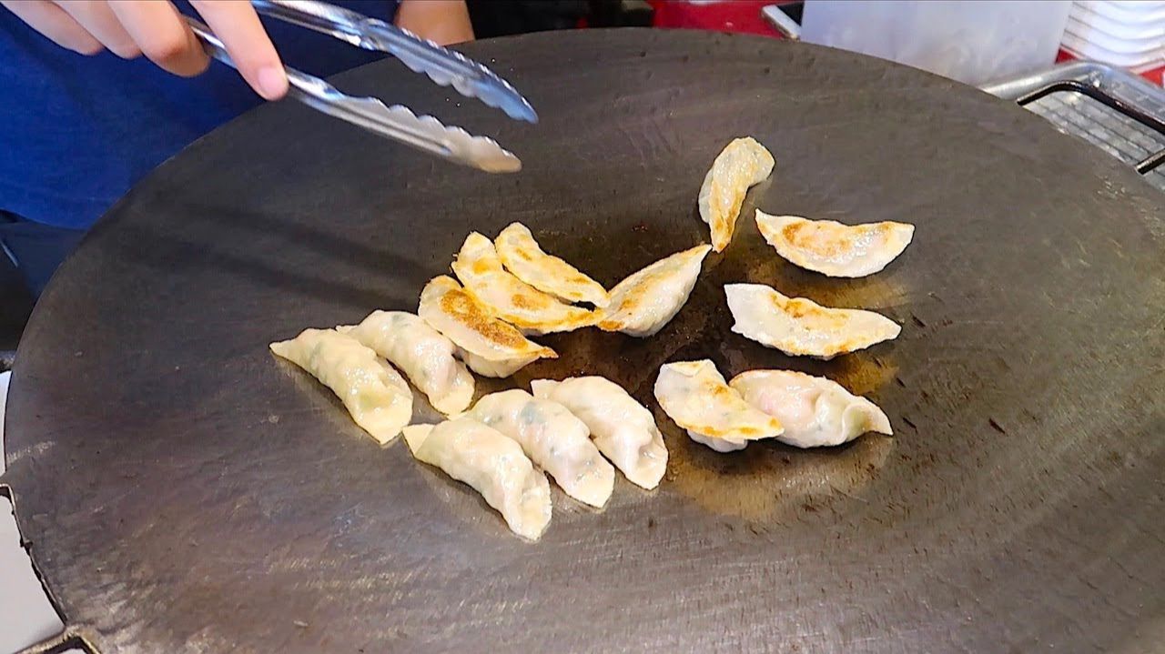 Жареные пельмени (гёдза) - уличная еда Бангкока смотреть онлайн