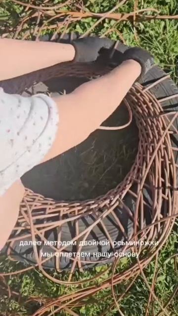 Красивейшее «кашпо» из покрышки и ротанга.