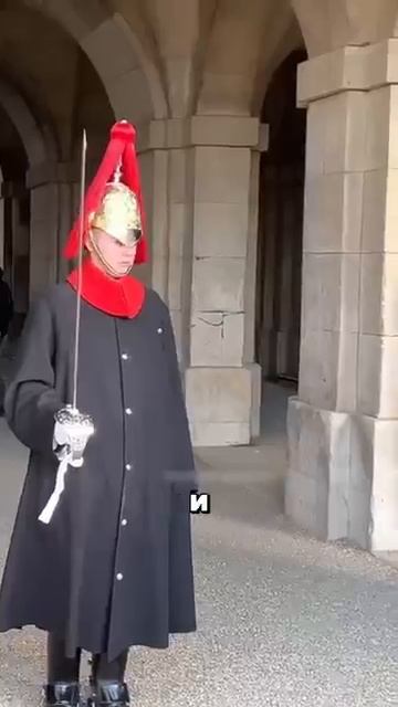 Что делают гвардейцы, когда им мешают