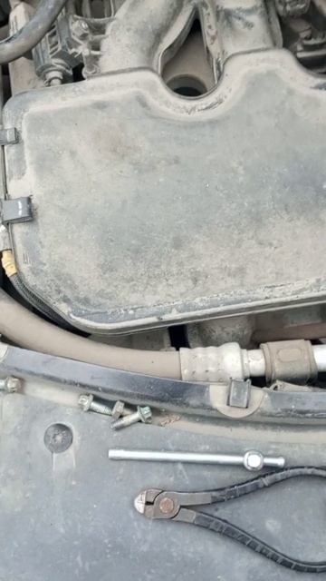 Свечи меняем на Лада Ларгус Кросс  своими руками 129 мотор 16 клапанный двигатель ВАЗ смотреть онлайн