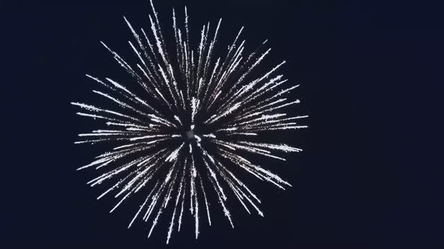 Красивый и мощный салют. Фестивальные шары. Профессиональная пиротехника. смотреть онлайн