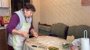 Закатала рулет, из того , что после праздника осталась.