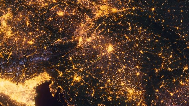 Бесплатное видео футаж Планета Земля Ночью Центральна Европа. Вид из Космоса с Орбиты. Ночной Глобус