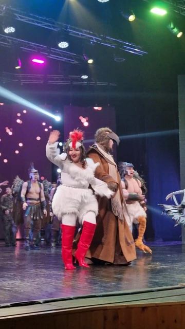 якутск Айгылаан исполняет завершающую песню в сказке «ХОТОЙ БООТУР УОННА КЫҺЫЛ КӨМҮС СЫМЫЫТ»! смотреть онлайн