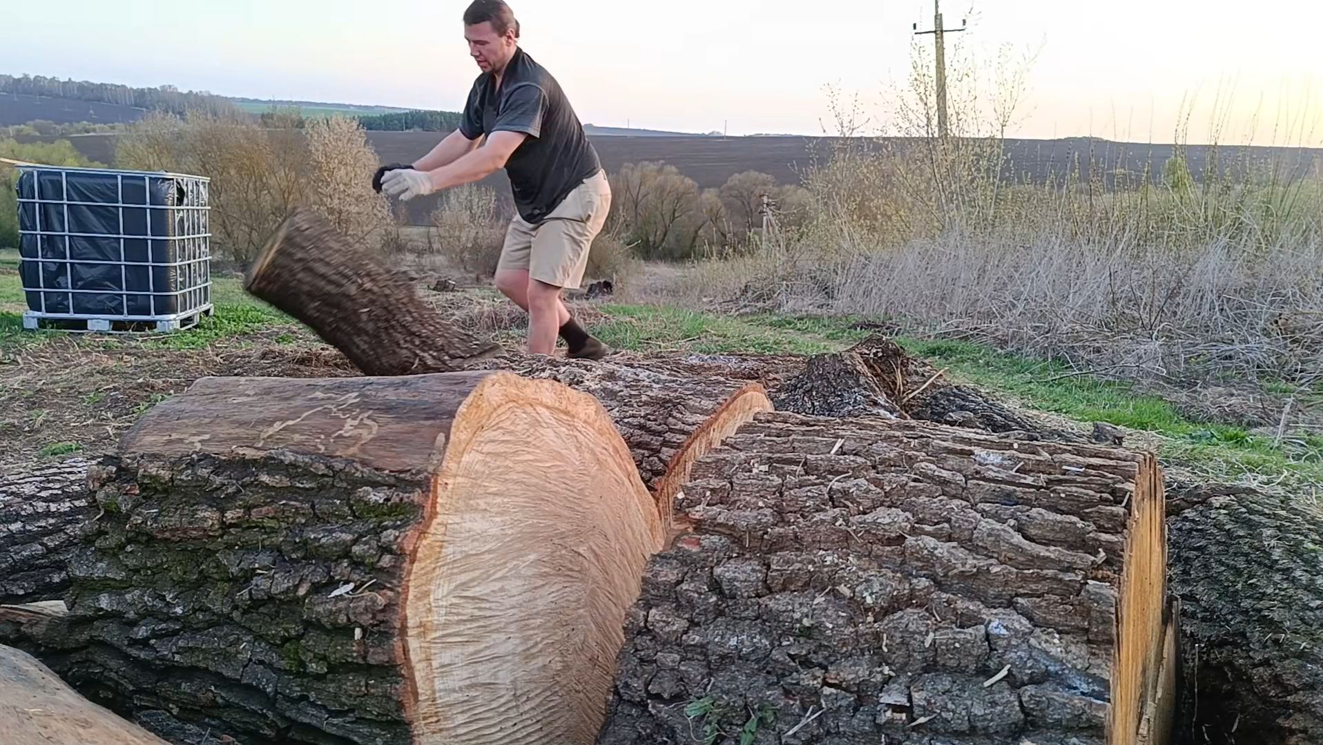 Великая уборка в саду и в огороде. Большой огонь и костер. Апрель 26 2025. смотреть онлайн
