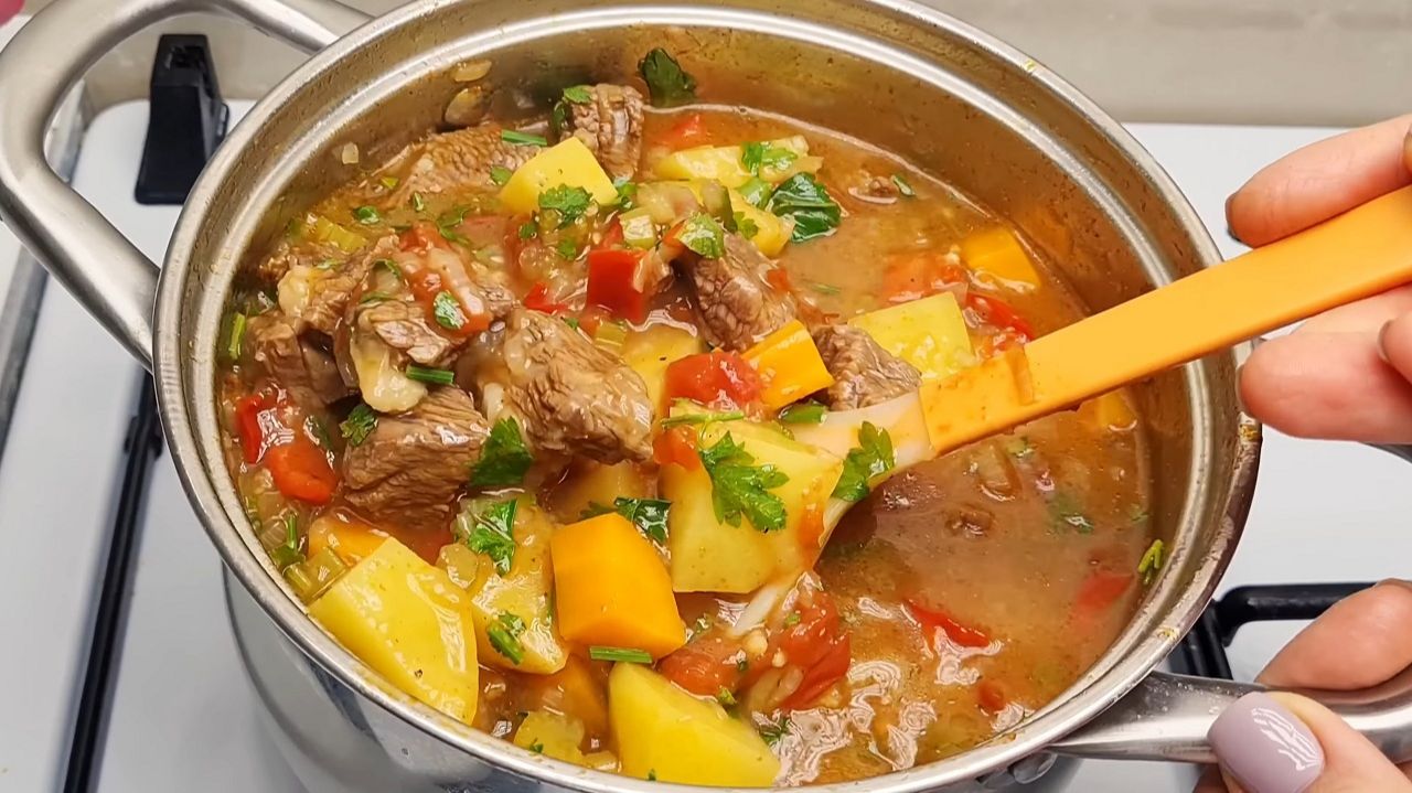 ГУЛЯШ ИЗ ГОВЯДИНЫ ПО-СОВДЕПОВСКИ. Готовлю гуляш как в СССР, тот самый вкус из детства. смотреть онлайн