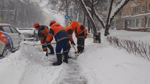 Городские службы Москвы убирают снег в круглосуточном режиме