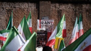 Участники протестов повредили 26 банков и подожгли 25 мечетей в Тегеране