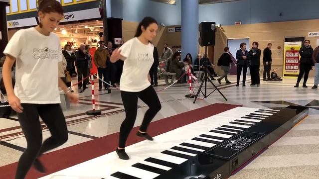 Игра на пианино ногами смотреть онлайн