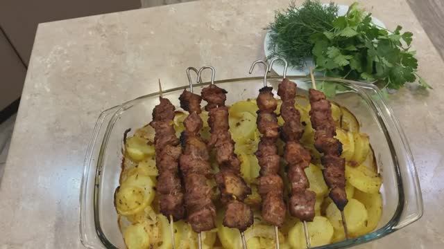 Готовим дома в духовке. Шашлык получается таким же сочным и вкусным! смотреть онлайн