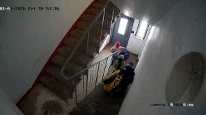 Видео застревание детей, полное видео (вид с лестницы),(без звука)