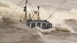 Баркасы застряли в бушующем море.