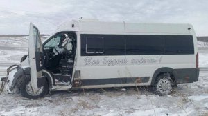 11 человек пострадали в ДТП с микроавтобусом и грузовиком под Красноярском