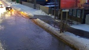 Последствия прорыва трубы устраняют на участке дороги в Улан-Удэ