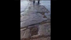 Каменная дорога появилась из воды на Сахалине