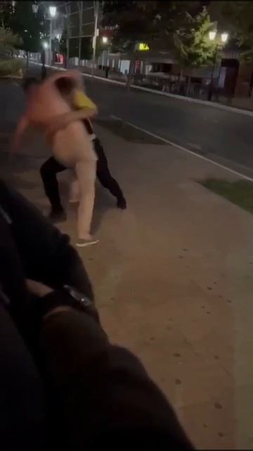 😄Ребята провели спарринг под присмотром более «опытного» бойца