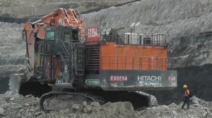 Экскаватор Hitachi EX2600 за работой: Погрузка вскрышных пород, заправка топливом и смена оператора