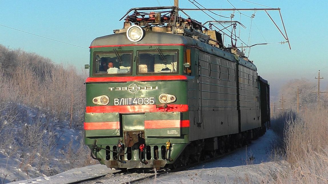 "Рождественский двойник". ВЛ11-403 с грузовым поездом и приветливой бригадой смотреть онлайн